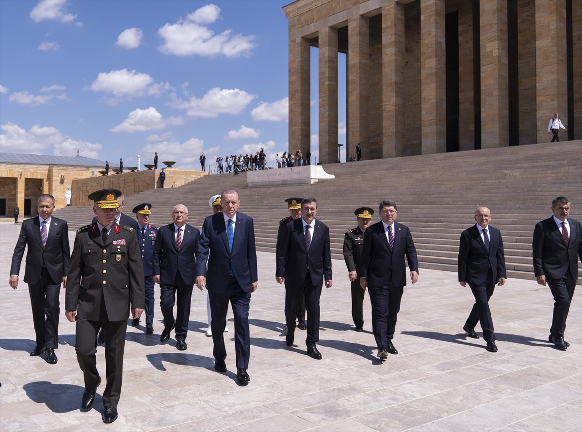 Cumhurbaşkanı Recep Tayyip Erdoğan başkanlığındaki Yüksek Askeri Şura (YAŞ) üyeleri Anıtkabir'i...