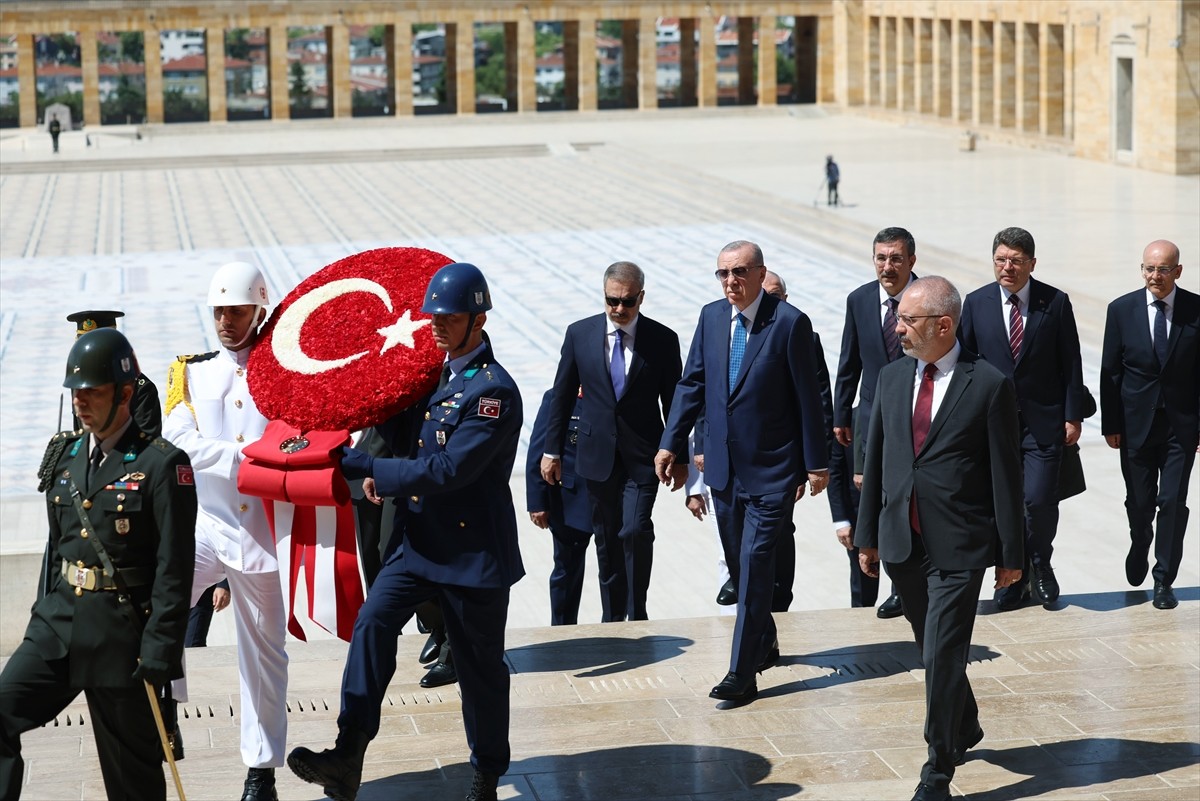Cumhurbaşkanı Recep Tayyip Erdoğan başkanlığındaki Yüksek Askeri Şura (YAŞ) üyeleri Anıtkabir'i...