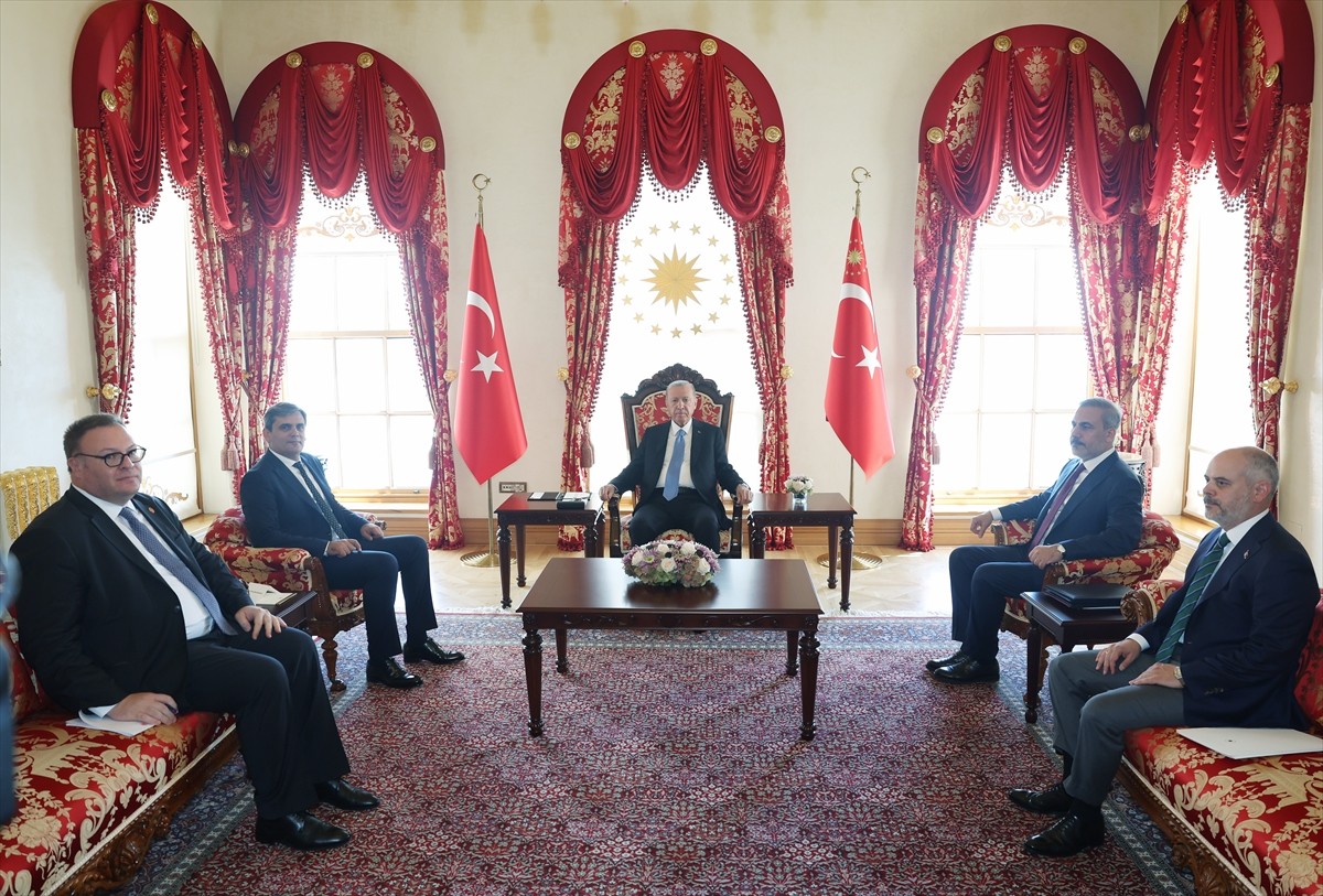 Cumhurbaşkanı Recep Tayyip Erdoğan (sağda), Karadağ Başbakan Yardımcısı ve Dışişleri Bakanı Ervin...