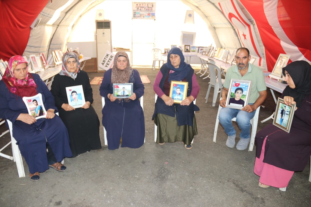 Dağa kaçırılan çocukları için eski HDP il binası önünde oturma eylemi yapan Diyarbakır anneleri...