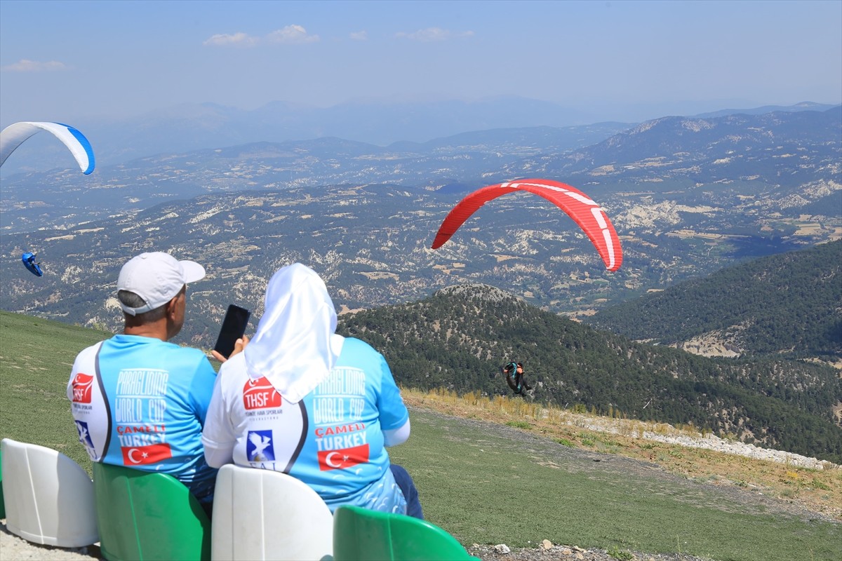 Denizli'nin Çameli ilçesindeki 2 bin 150 rakımlı Yaylacık Dağı'nda düzenlenen 2024 Yamaç Paraşütü...