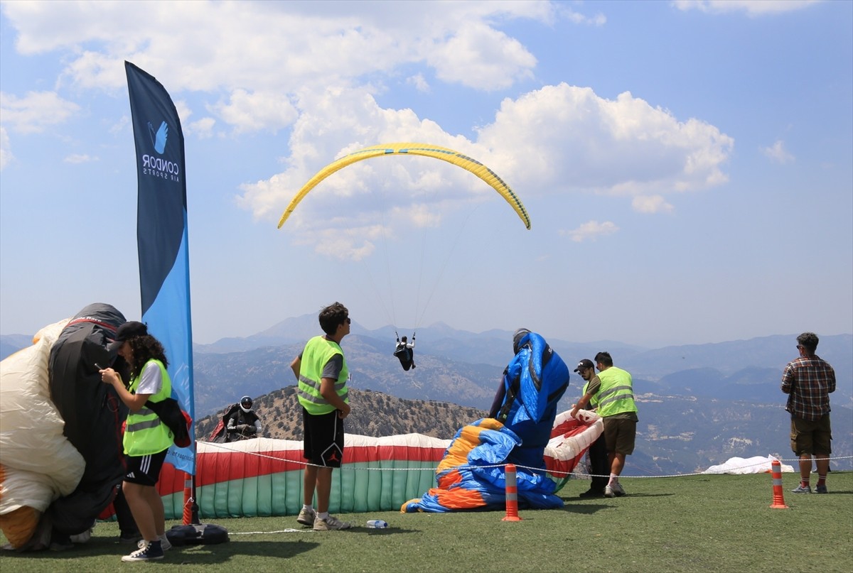 Denizli'nin Çameli ilçesindeki 2 bin 150 rakımlı Yaylacık Dağı'nda düzenlenen 2024 Yamaç Paraşütü...