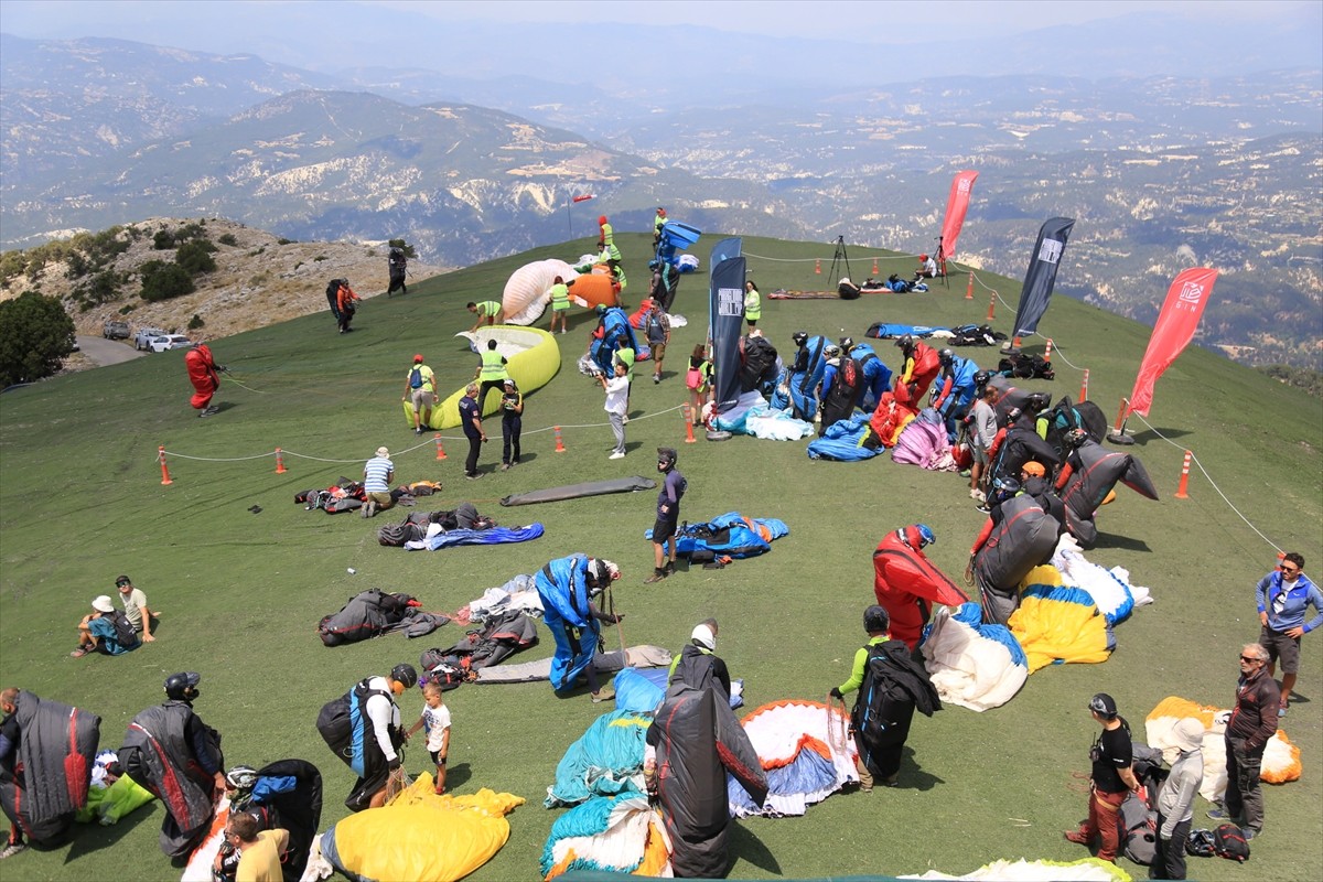 Denizli'nin Çameli ilçesindeki 2 bin 150 rakımlı Yaylacık Dağı'nda düzenlenen 2024 Yamaç Paraşütü...