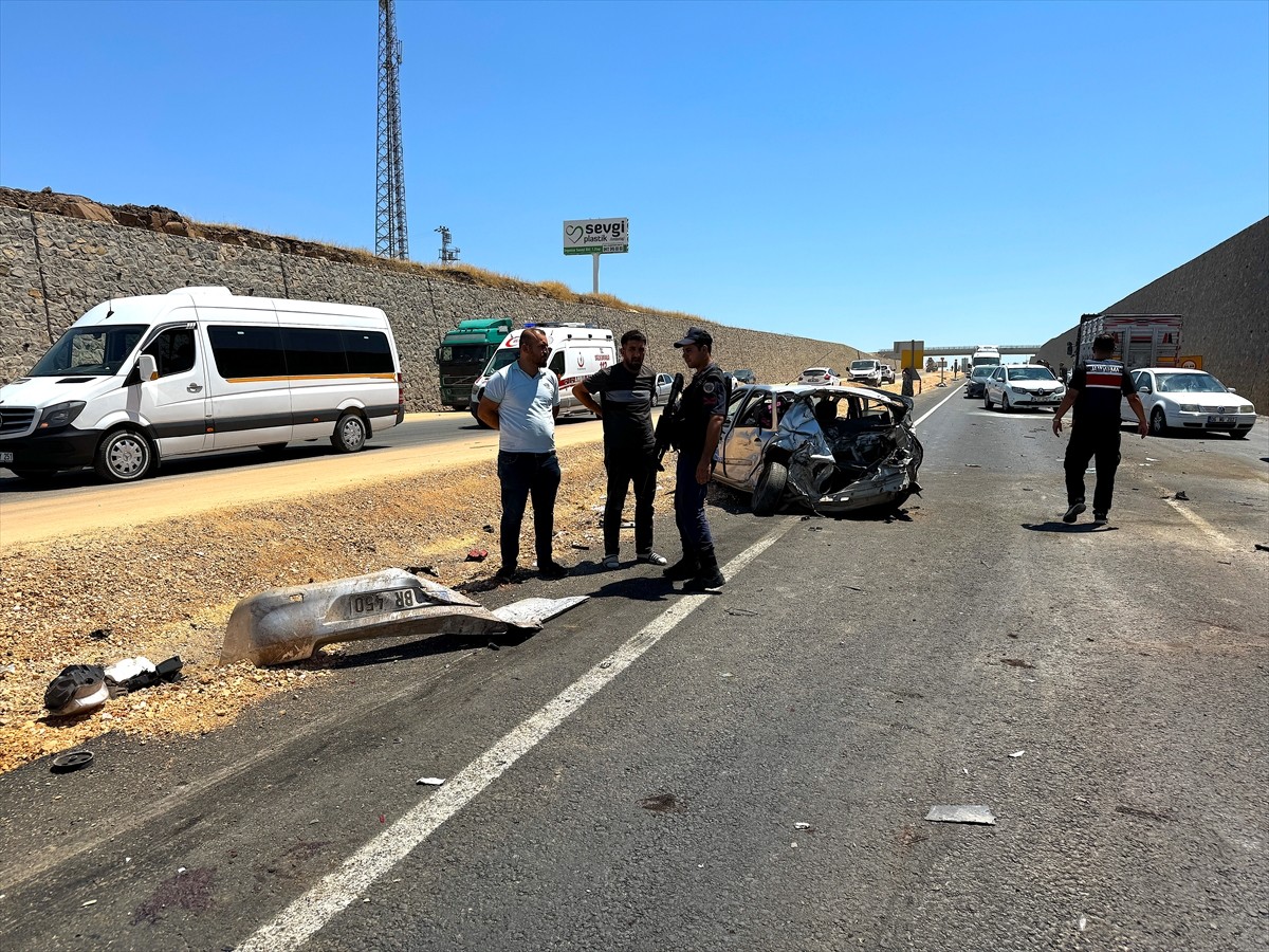Diyarbakır'da 2 tır ile otomobilin karıştığı kazada, 3'ü ağır 5 kişi yaralandı.