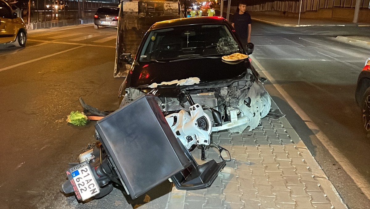 Diyarbakır'ın merkez Yenişehir ilçesinde otomobilin motosiklet ve yayalara çarpması sonucu 5 kişi...
