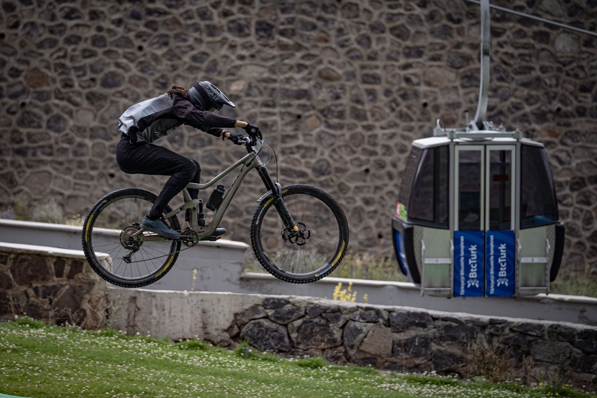 Downhill Türkiye Şampiyonası için Erzurum'a gelen bisiklet sporcuları, resmi antrenmana çıktı....
