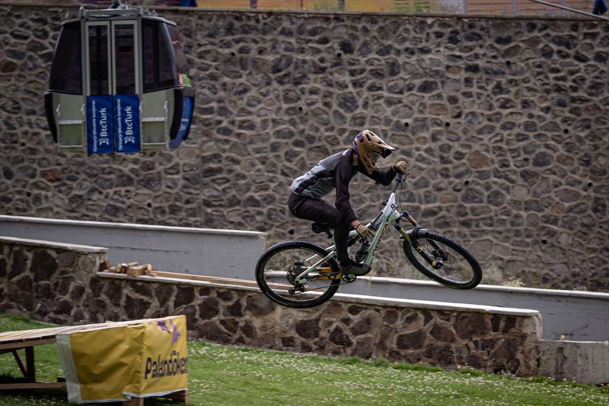 Downhill Türkiye Şampiyonası için Erzurum'a gelen bisiklet sporcuları, resmi antrenmana çıktı....