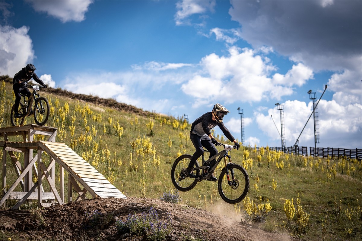 Downhill Türkiye Şampiyonası için Erzurum'a gelen bisiklet sporcuları, resmi antrenmana çıktı....