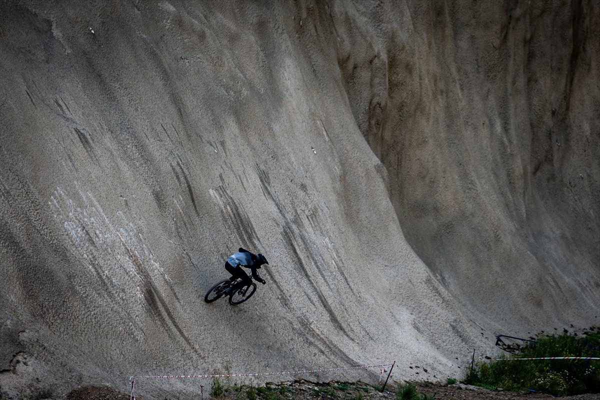 Downhill Türkiye Şampiyonası için Erzurum'a gelen bisiklet sporcuları, resmi antrenmana çıktı....