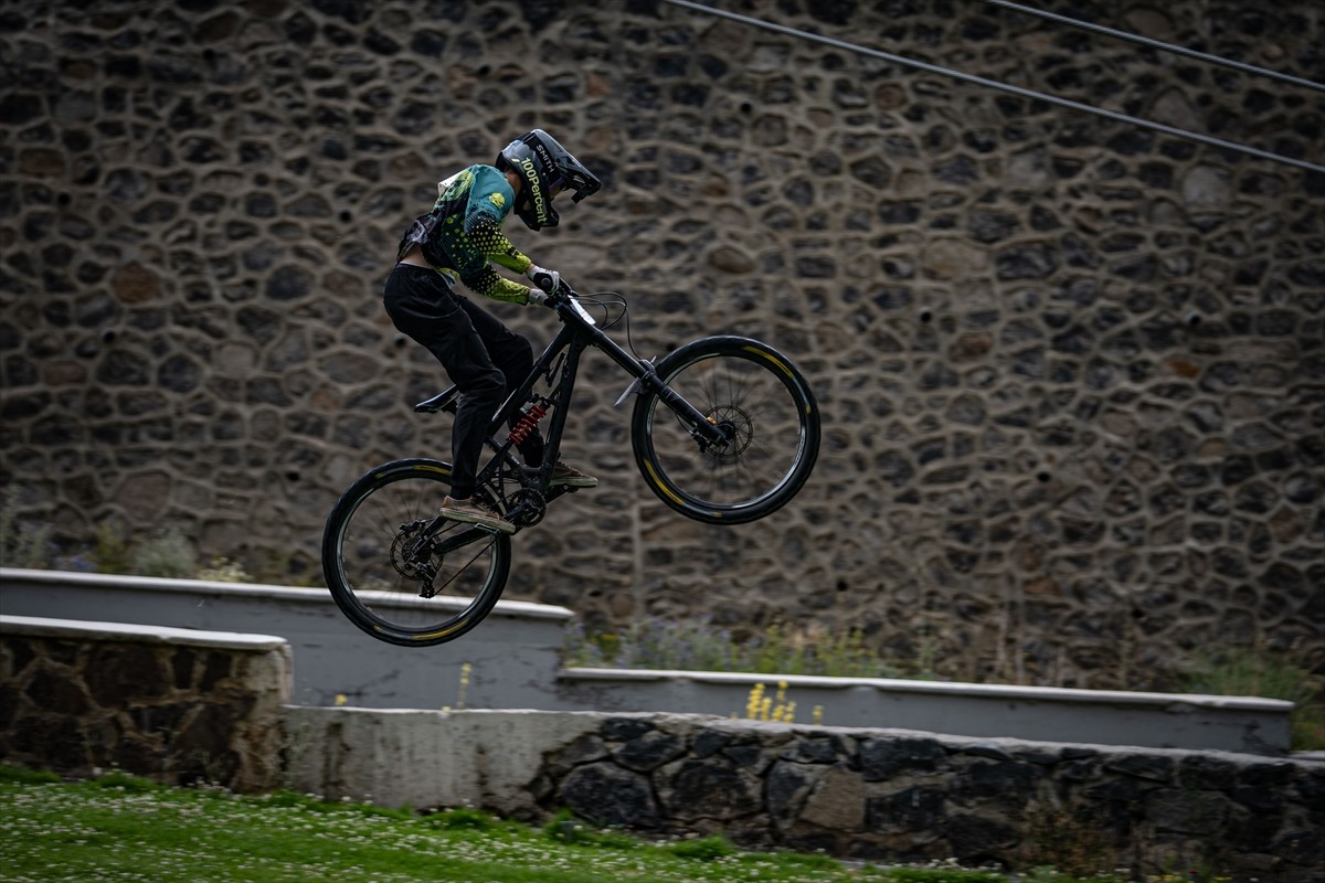Downhill Türkiye Şampiyonası için Erzurum'a gelen bisiklet sporcuları, resmi antrenmana çıktı....