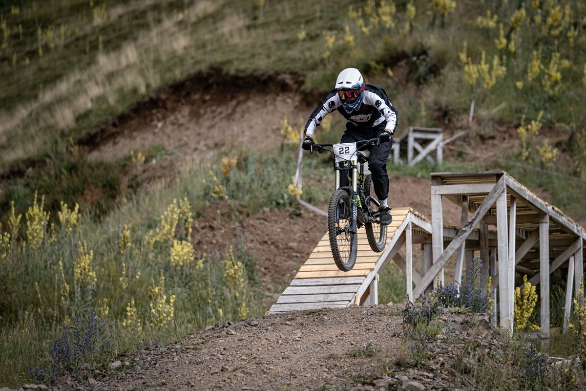 Downhill Türkiye Şampiyonası için Erzurum'a gelen bisiklet sporcuları, resmi antrenmana çıktı....