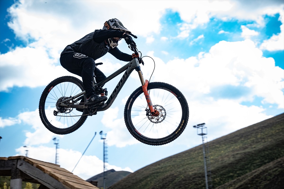 Downhill Türkiye Şampiyonası için Erzurum'a gelen bisiklet sporcuları, resmi antrenmana çıktı....