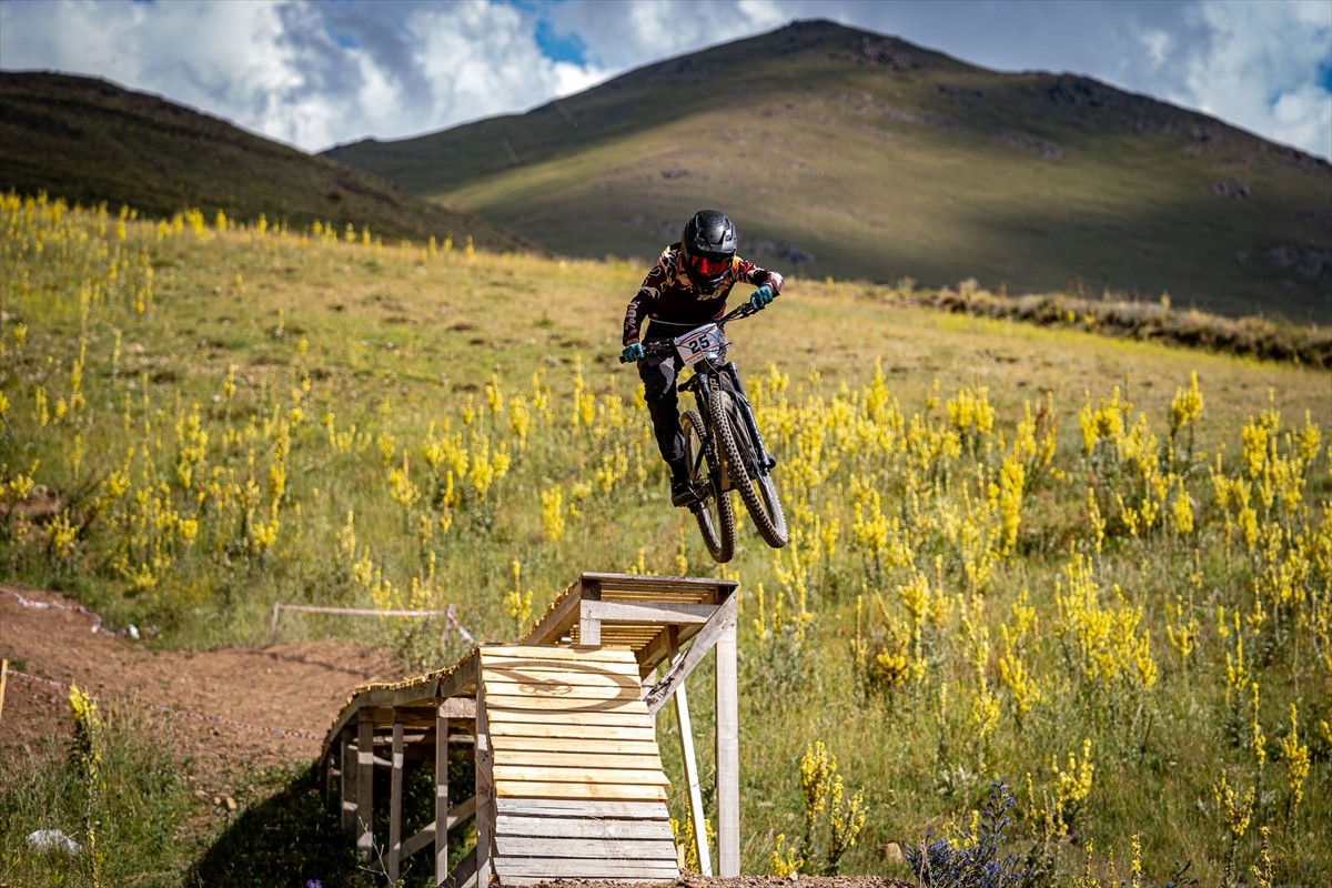 Downhill Türkiye Şampiyonası için Erzurum'a gelen bisiklet sporcuları, resmi antrenmana çıktı....