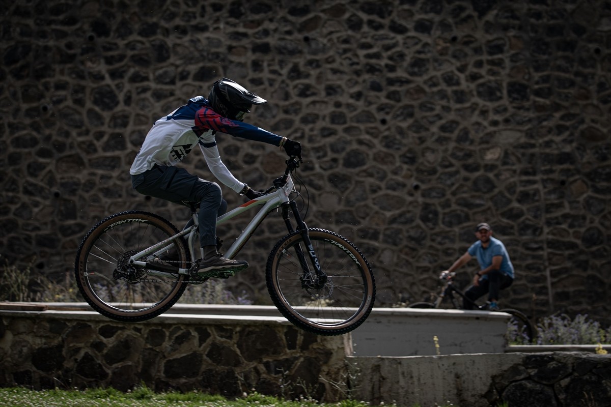 Downhill Türkiye Şampiyonası için Erzurum'a gelen bisiklet sporcuları, resmi antrenmana çıktı....