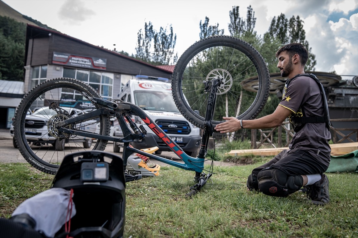 Downhill Türkiye Şampiyonası için Erzurum'a gelen bisiklet sporcuları, resmi antrenmana çıktı....