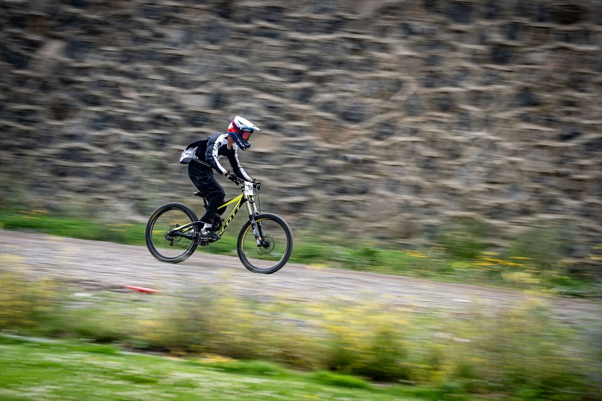 Downhill Türkiye Şampiyonası için Erzurum'a gelen bisiklet sporcuları, resmi antrenmana çıktı....