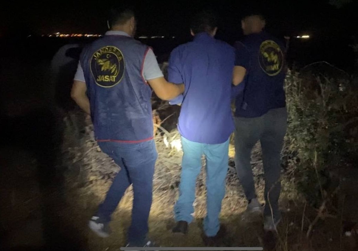  Edirne'nin Keşan ilçesinde aranan hükümlü ormanlık alanda saklandığı barınakta...