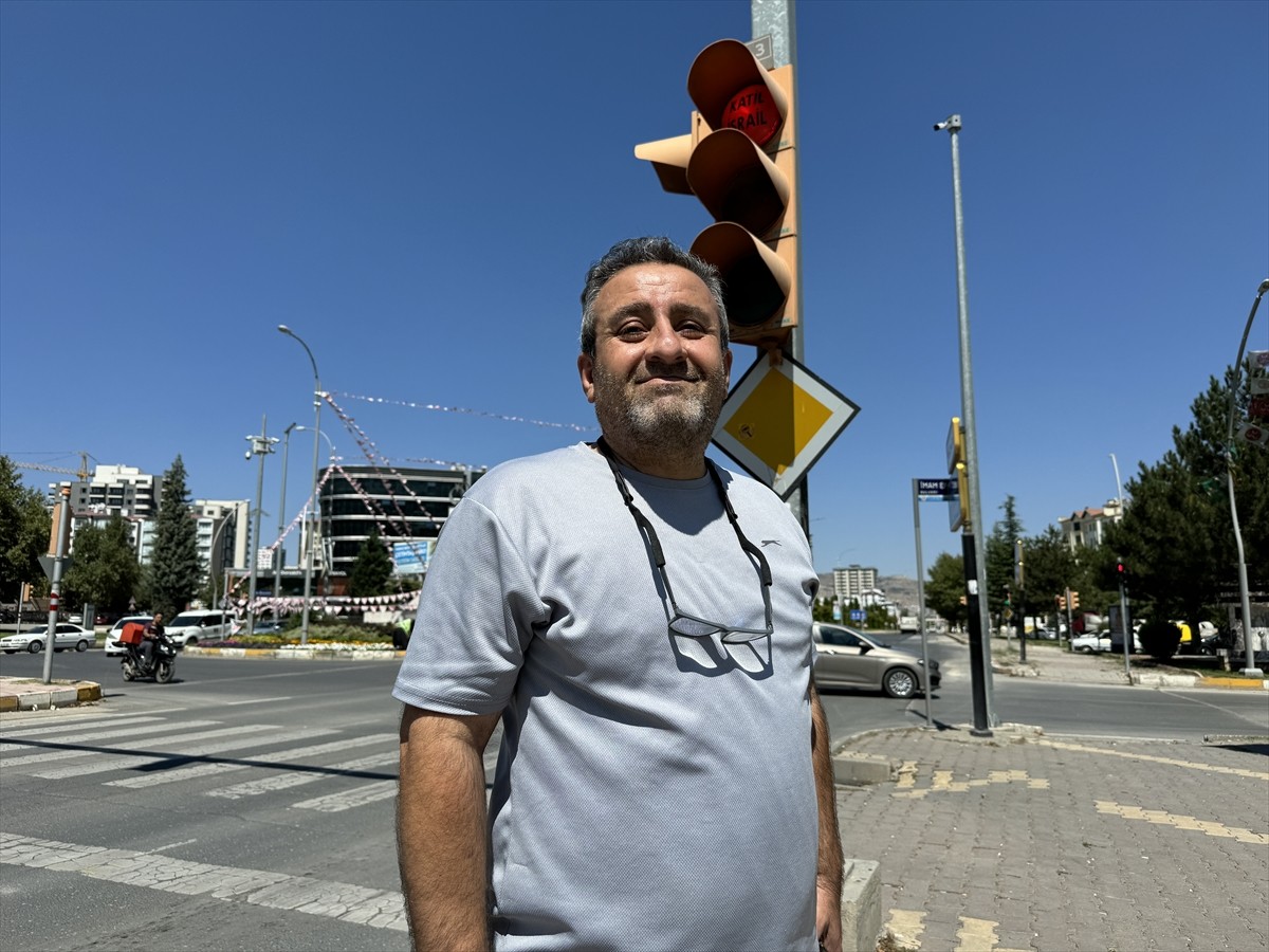 Elazığ'da, İsrail'in Filistin'e yönelik saldırılarına trafik ışıklarına yerleştirilen yazılarla...