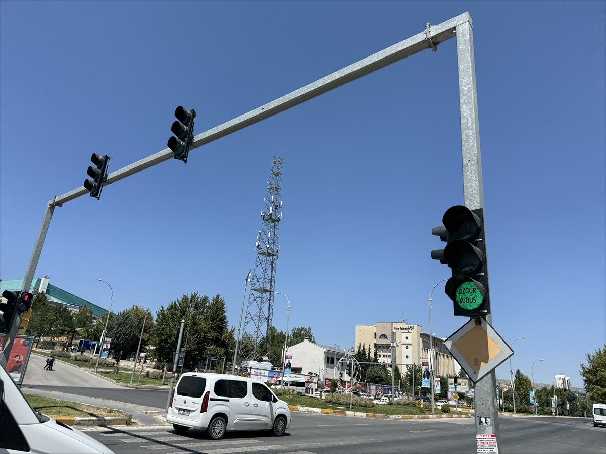 Elazığ'da, İsrail'in Filistin'e yönelik saldırılarına trafik ışıklarına yerleştirilen yazılarla...