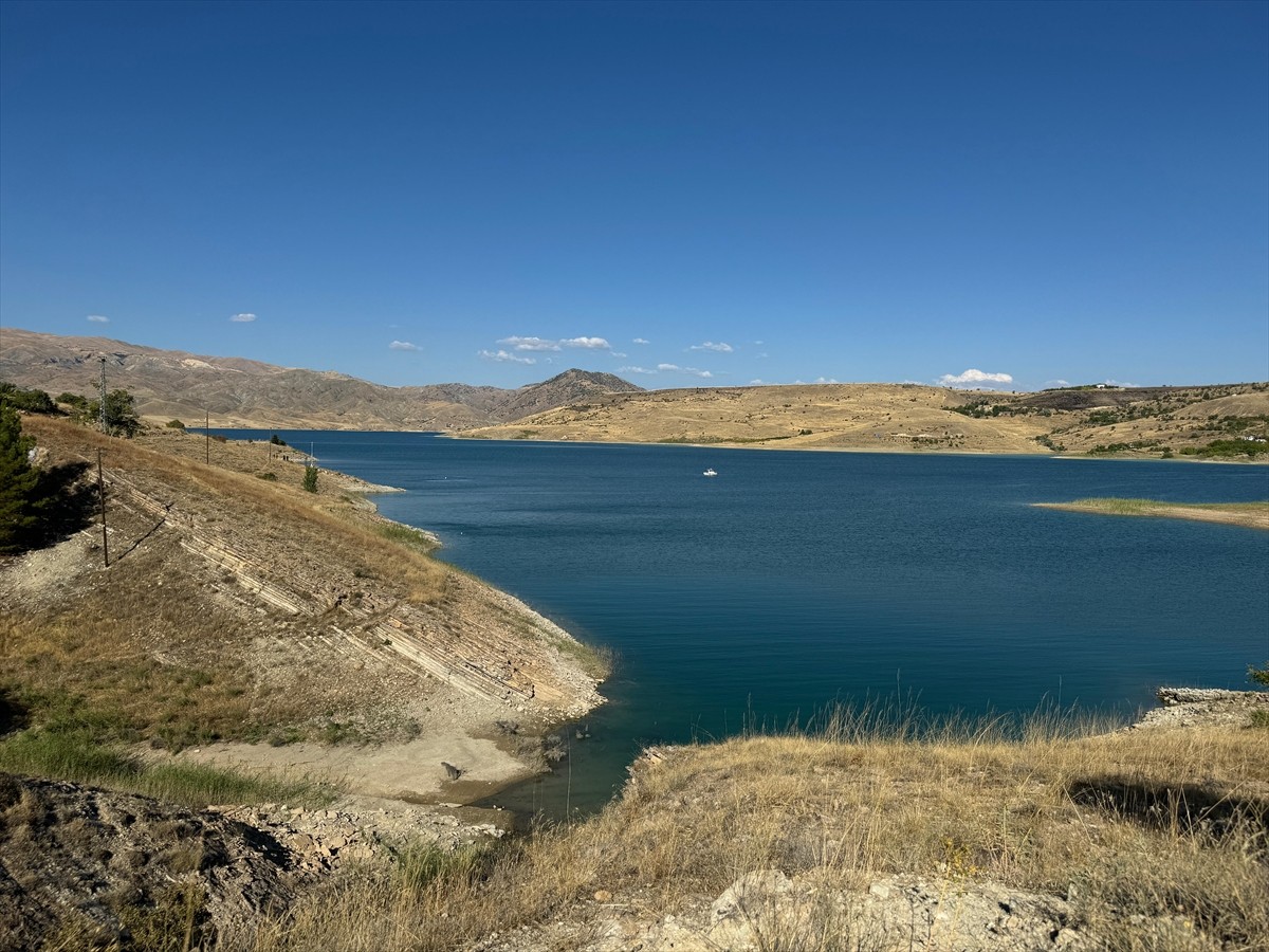 Elazığ'da Keban Baraj Gölü'nde kaybolan gencin bulunması için çalışma başlatıldı. Bölgeye AFAD...