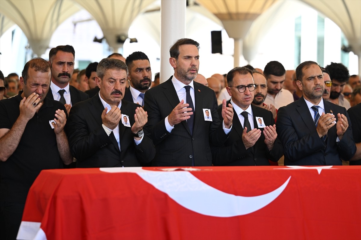 Enerji ve Tabii Kaynaklar Bakanı Alparslan Bayraktar (sol 3), Türkiye Petrolleri Anonim Ortaklığı...