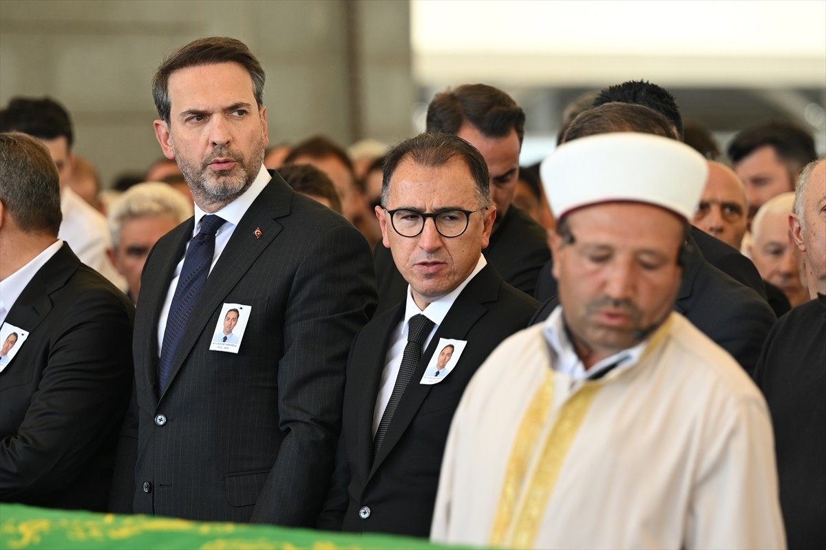 Enerji ve Tabii Kaynaklar Bakanı Alparslan Bayraktar (sol 3), Türkiye Petrolleri Anonim Ortaklığı...