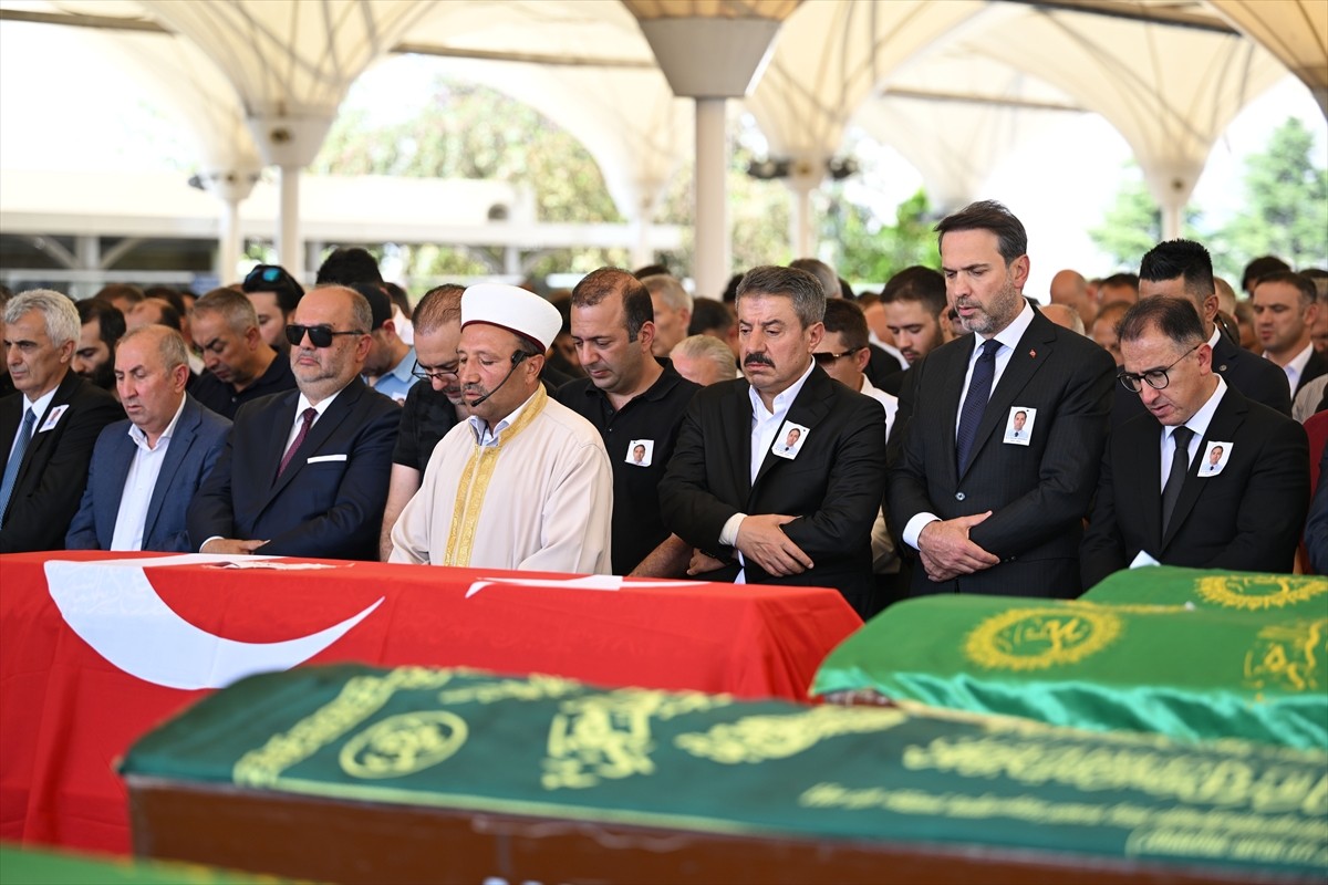 Enerji ve Tabii Kaynaklar Bakanı Alparslan Bayraktar (sol 3), Türkiye Petrolleri Anonim Ortaklığı...