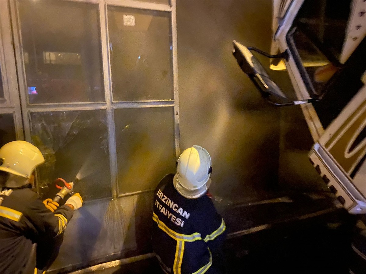  Erzincan'da bir iş yerinde çıkan yangın, itfaiye ekiplerince söndürüldü.