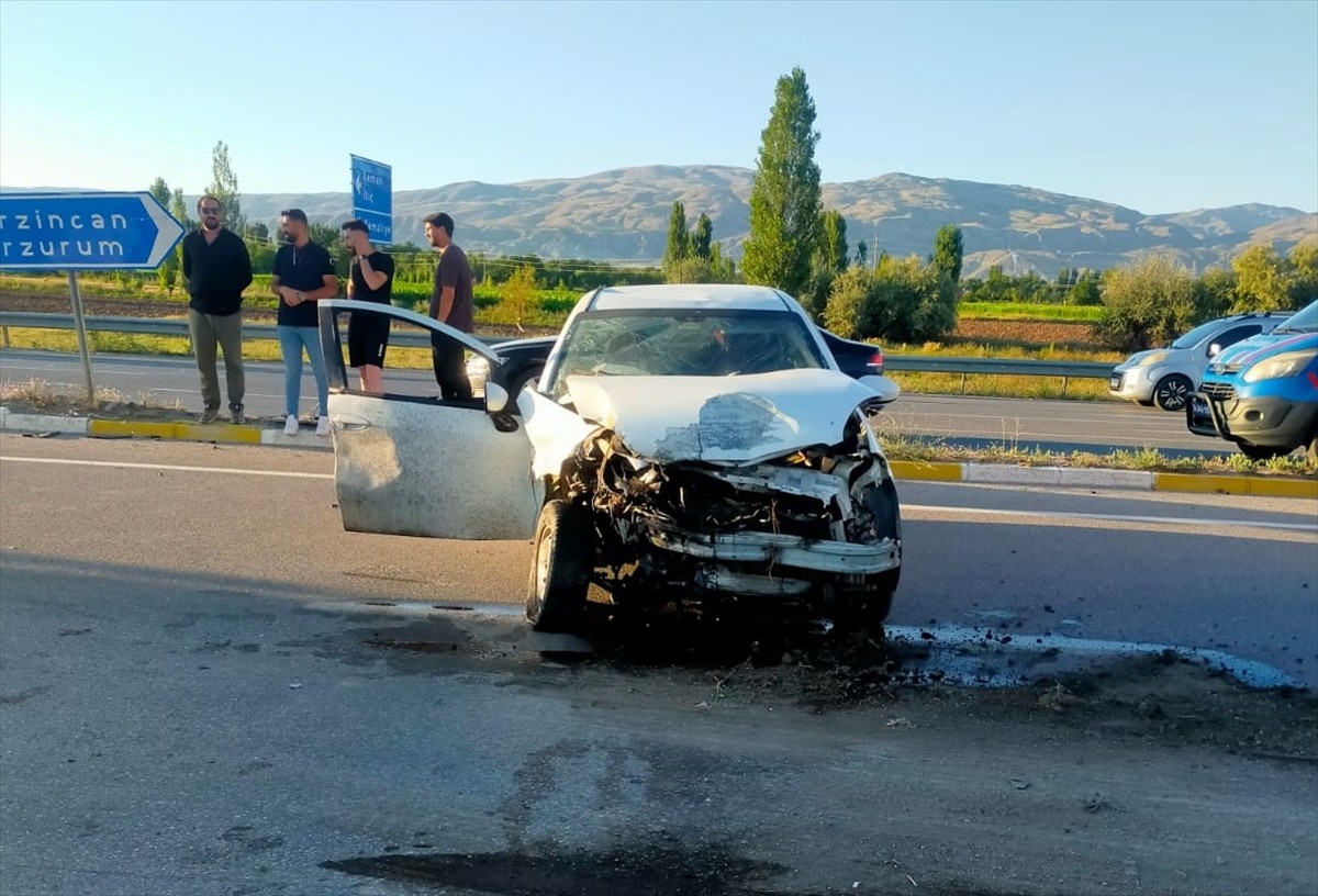 Erzincan'da iki otomobilin çarpışması sonucu 2’si çocuk, 8 kişi yaralandı.