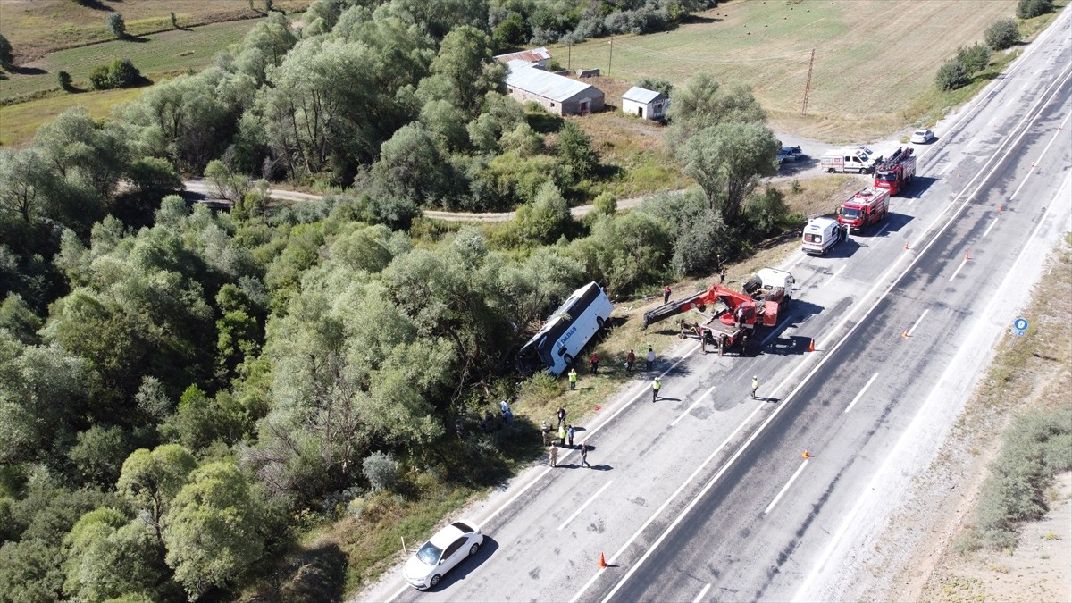 Erzincan'ın Refahiye ilçesinde yolcu otobüsünün devrilmesi sonucu 1 kişi hayatını kaybetti, 33...
