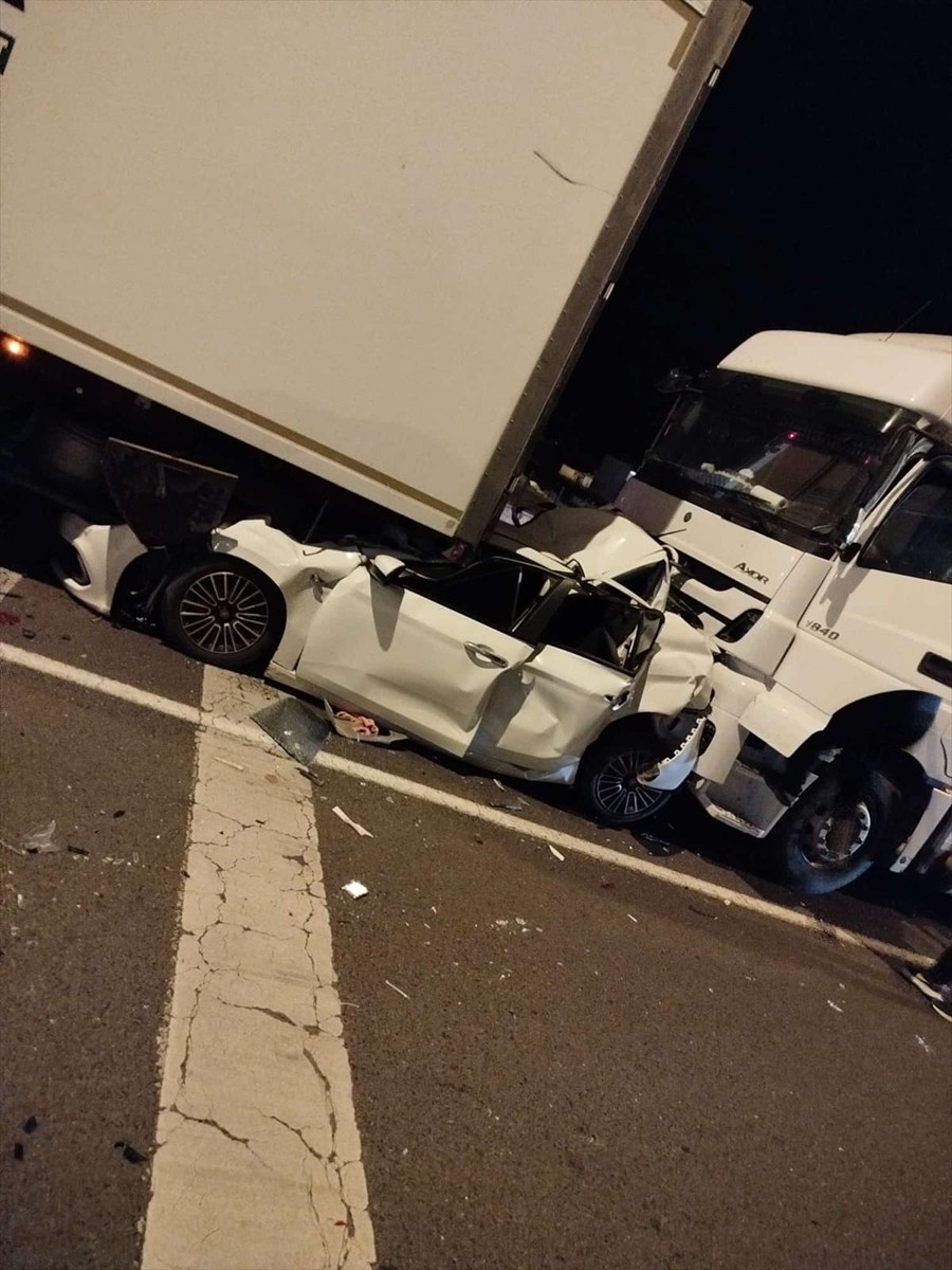 Erzurum'da iki tır arasında sıkışan araçta bulunan 2 kişi, yaralı olarak kurtuldu.