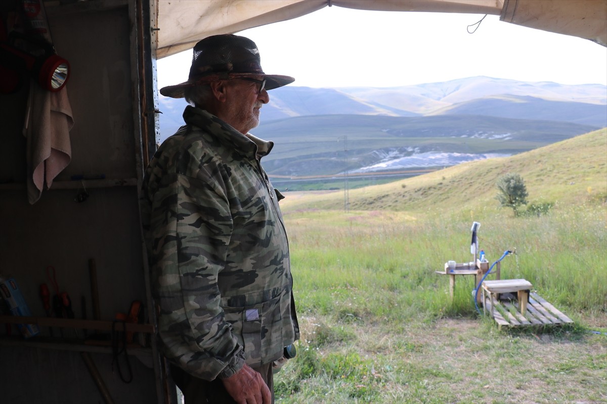 Erzurum'da, kovanlarının bulunduğu Güzelova Yaylası'nda, kovanlarının bulunduğu bölgedeki evinde...