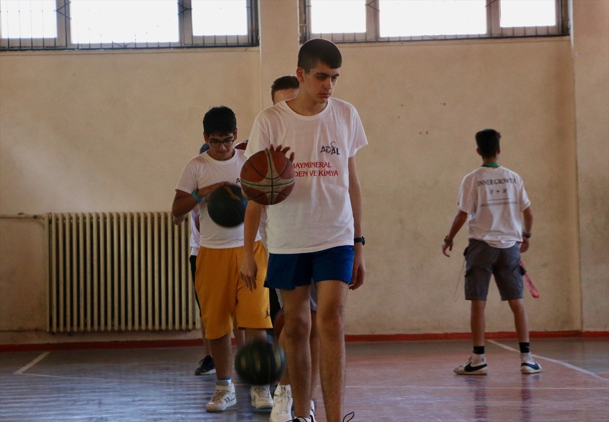 Eskişehir'de 2022 yılında kurulan bir spor kulübü bünyesinde sporla tanışıp, basketbol, atletizm...