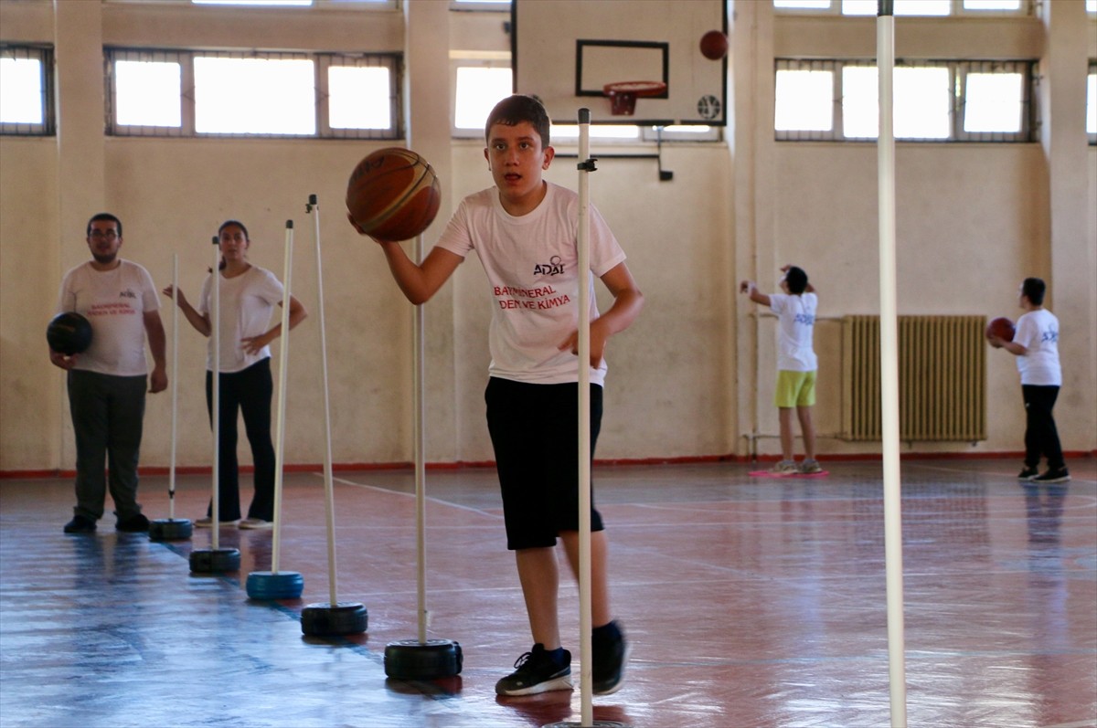 Eskişehir'de 2022 yılında kurulan bir spor kulübü bünyesinde sporla tanışıp, basketbol, atletizm...