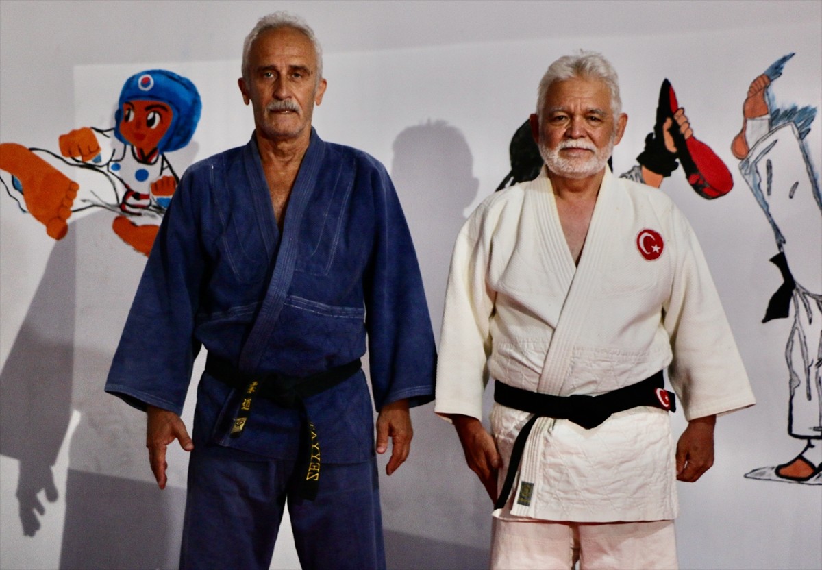 Eskişehir'de yaşayan 70 yaşındaki Mustafa Uğur Yücel, Türkiye şampiyonasında kazandığı pek çok...