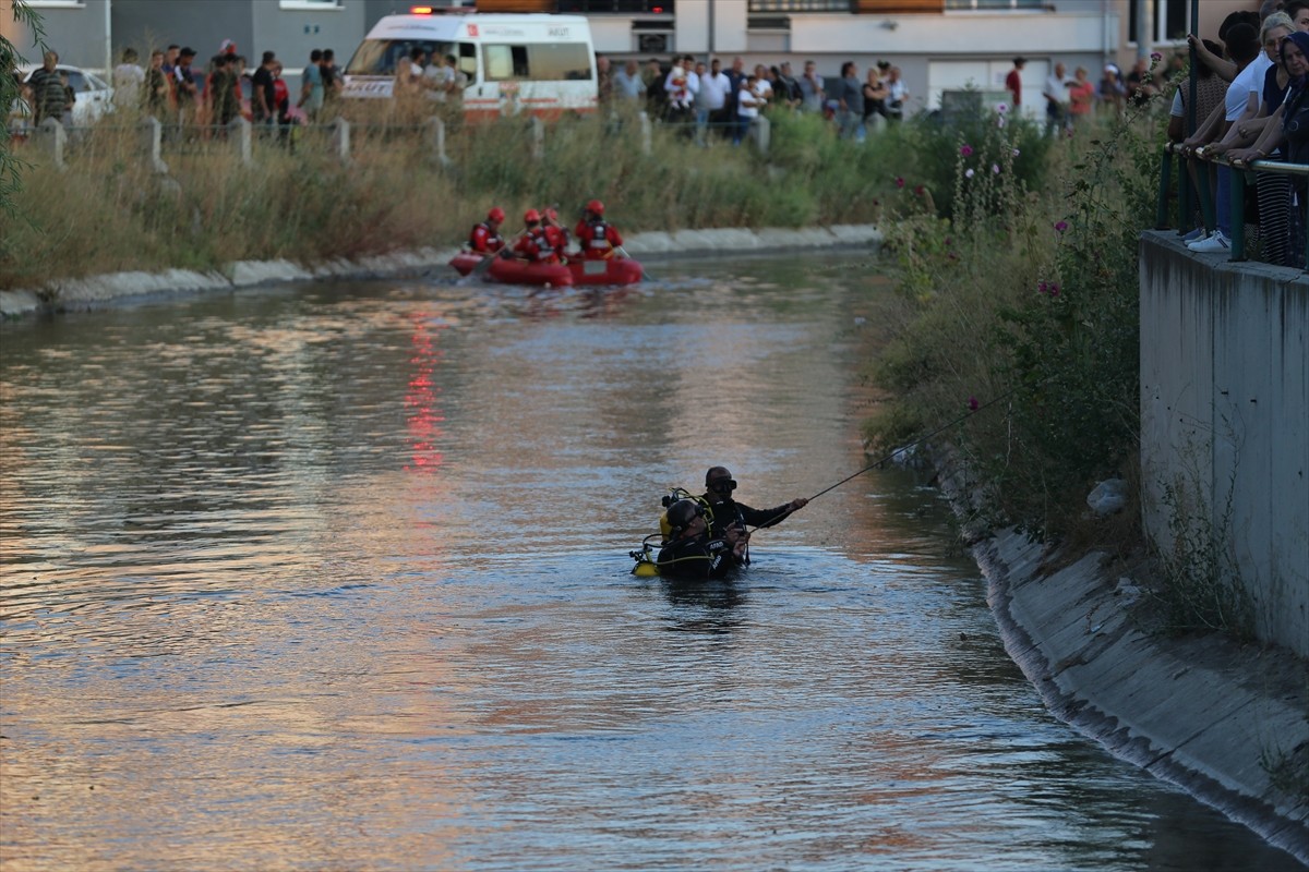 Eskişehir'in Tepebaşı ilçesinde sulama kanalına düşen çocuğu kurtardıktan sonra suda gözden...