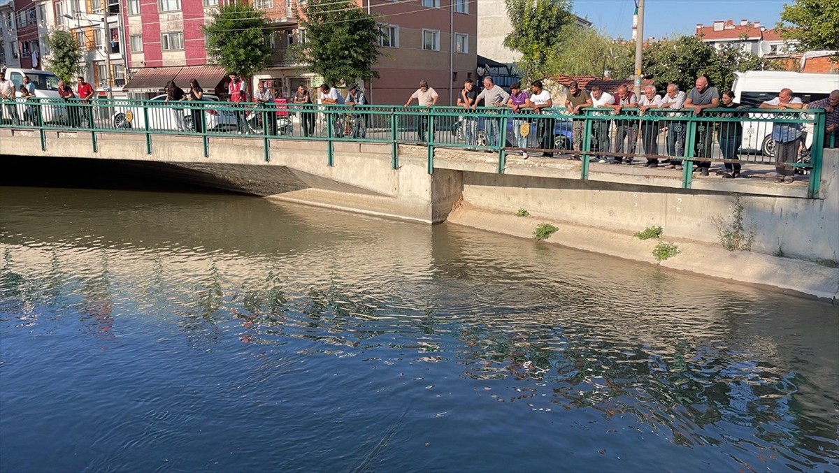 Eskişehir'in Tepebaşı ilçesinde sulama kanalına düşen çocuğu kurtardıktan sonra suda gözden...