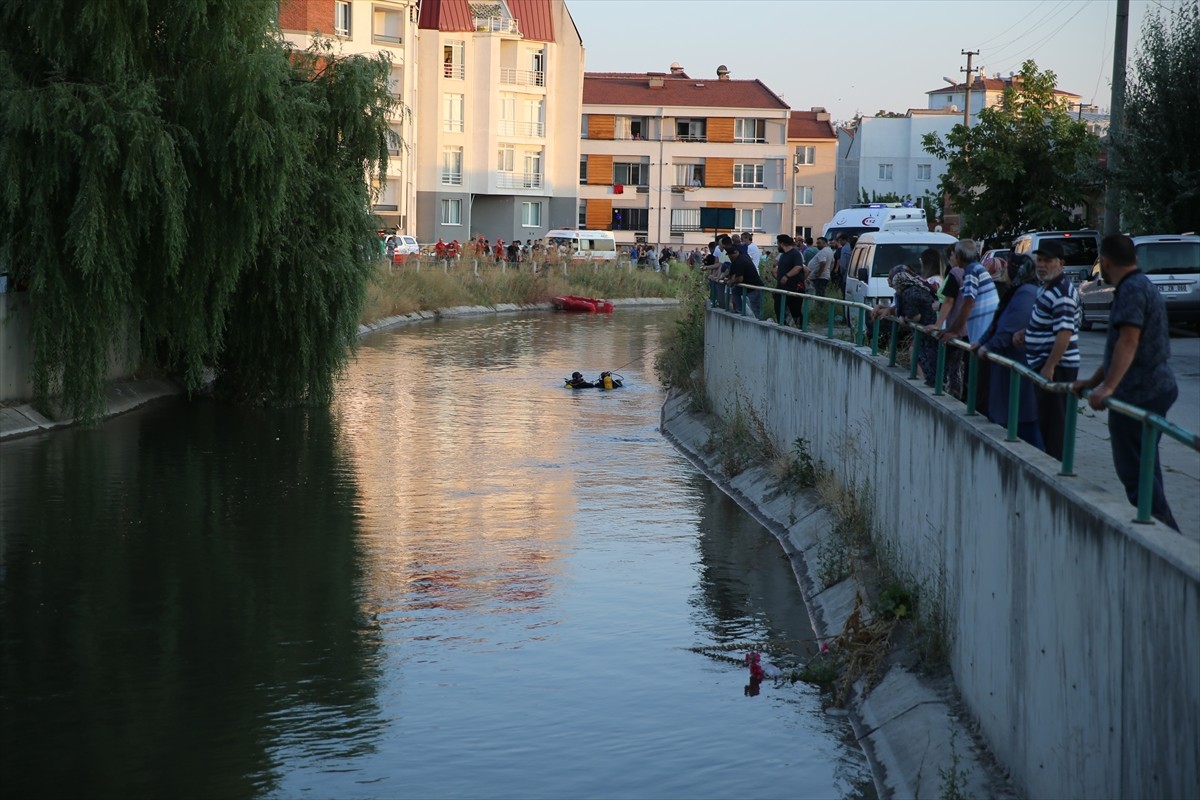 Eskişehir'in Tepebaşı ilçesinde sulama kanalına düşen çocuğu kurtardıktan sonra suda gözden...
