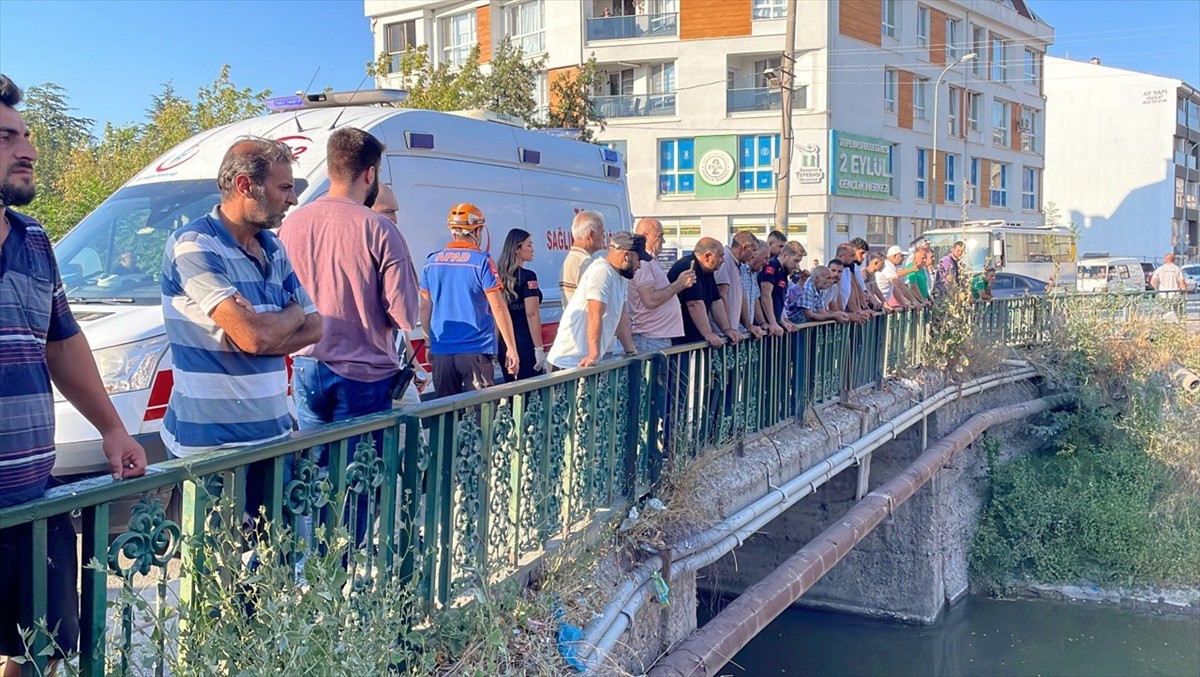 Eskişehir'in Tepebaşı ilçesinde sulama kanalına düşen çocuğu kurtardıktan sonra suda gözden...