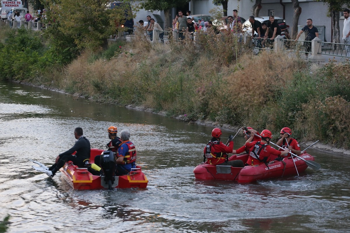Eskişehir'in Tepebaşı ilçesinde sulama kanalına düşen çocuğu kurtardıktan sonra suda gözden...