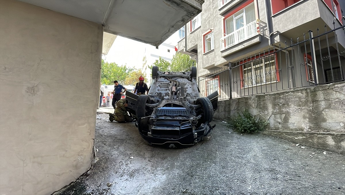 Eyüpsultan'da binanın otoparkına girmeye çalışırken fren yerine gazan basan otomobildeki sürücü...