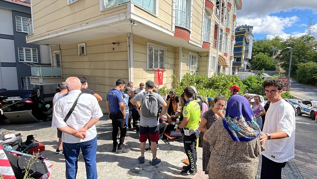 Eyüpsultan'da binanın otoparkına girmeye çalışırken fren yerine gazan basan otomobildeki sürücü...