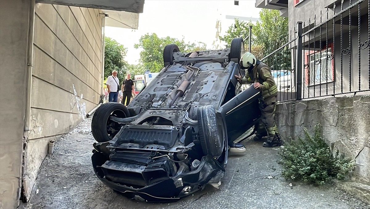 Eyüpsultan'da binanın otoparkına girmeye çalışırken fren yerine gazan basan otomobildeki sürücü...