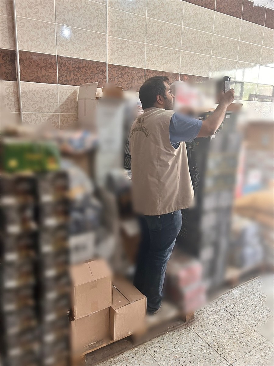 Gaziantep'te bozulmuş ve tarihi geçmiş 10 teneke zeytinyağı, 150 kilogram salça ve 900 kilogram...