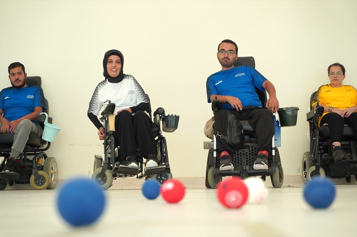 Gaziantep Boccia Takımı'nın kas hastası sporcuları, yaptıkları branşla "sosyalleşiyor ve hayata...