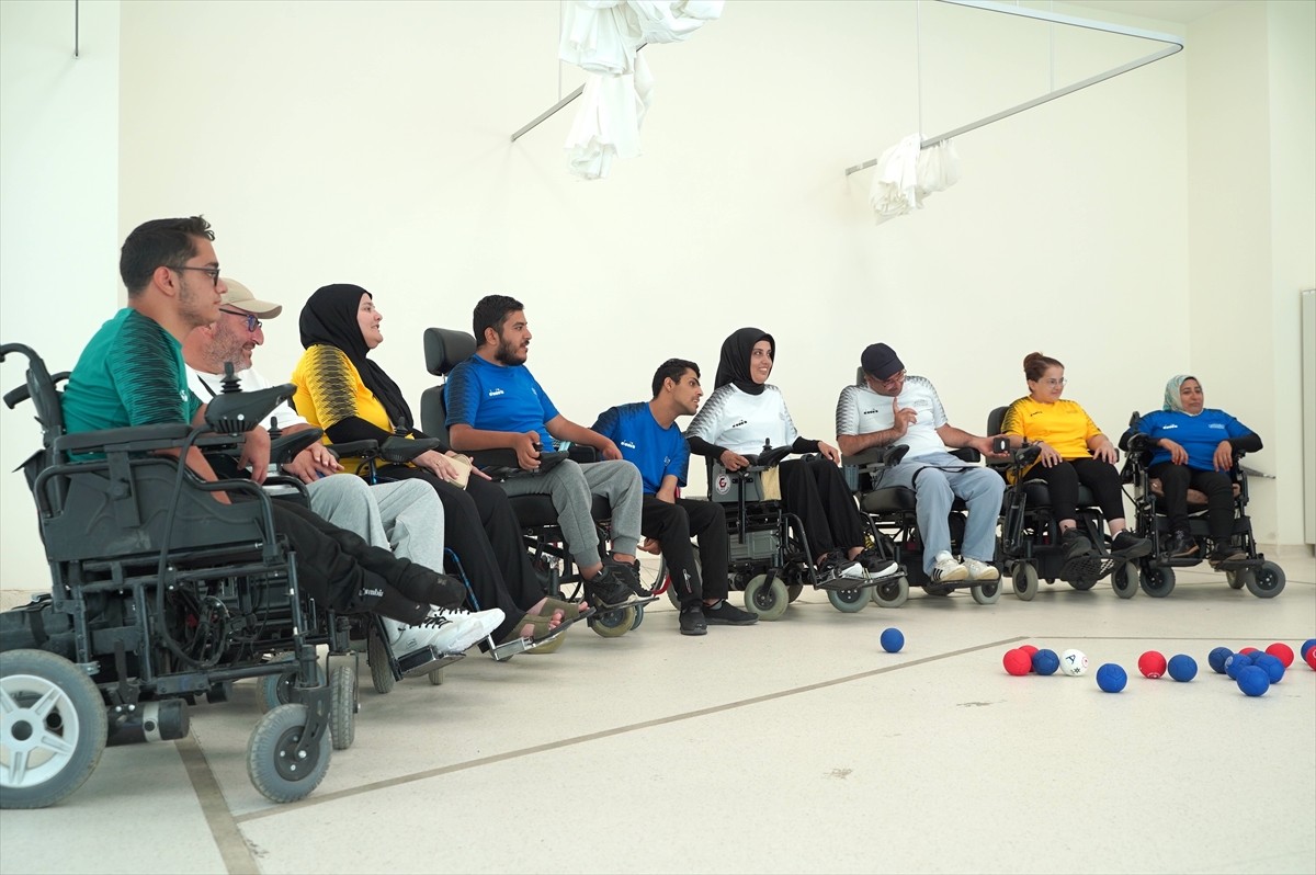 Gaziantep Boccia Takımı'nın kas hastası sporcuları, yaptıkları branşla "sosyalleşiyor ve hayata...