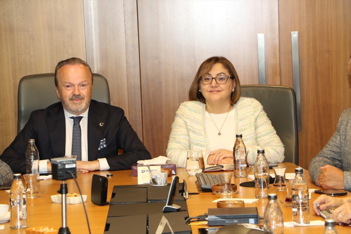 Gaziantep Büyükşehir Belediye Başkanı Fatma Şahin, hidrojen sektörü temsilcileriyle bir araya...