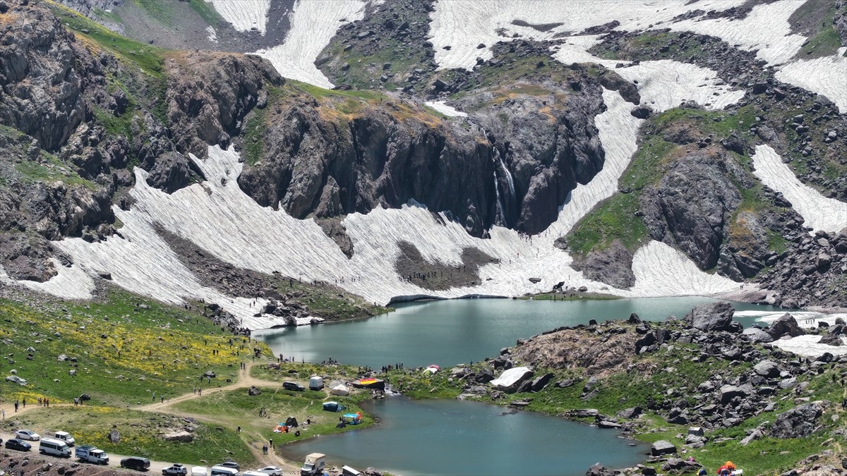  Hakkari'nin Yüksekova ilçesindeki 3 bin 400 rakımlı Sat Buzul Gölleri'nde düzenlenen "6. Cilo...