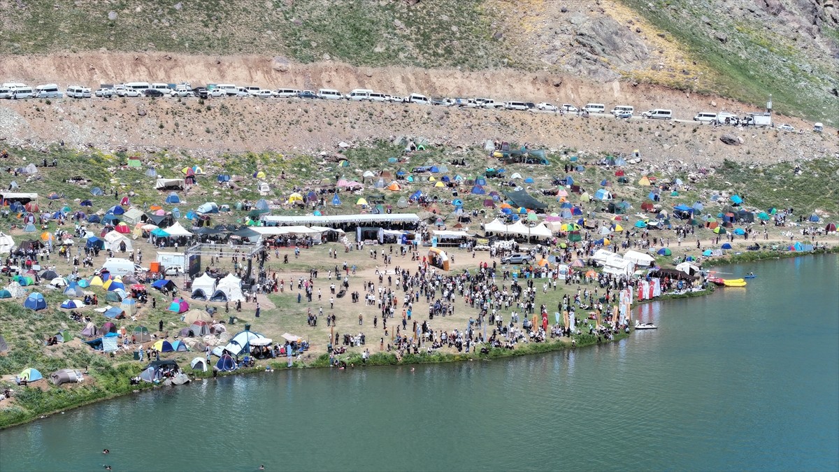  Hakkari'nin Yüksekova ilçesindeki 3 bin 400 rakımlı Sat Buzul Gölleri'nde düzenlenen "6. Cilo...