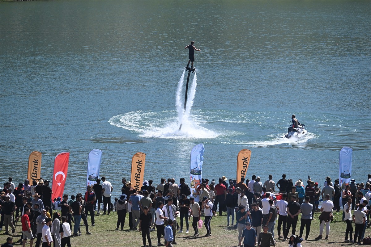  Hakkari'nin Yüksekova ilçesindeki 3 bin 400 rakımlı Sat Buzul Gölleri'nde düzenlenen "6. Cilo...